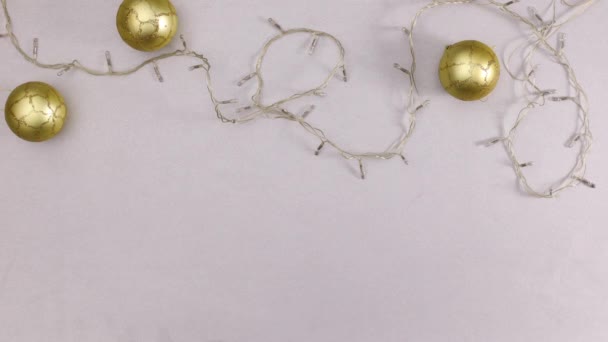 Рождественское Золото Украшение Вершине Серебряной Темы Огнями Цветами Золотыми Украшениями — стоковое видео