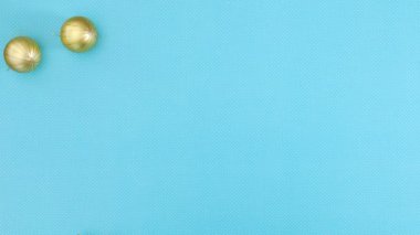 Noel altın süsleri ve kelebekler mavi temanın sol tarafında belirir. Hareketi durdur