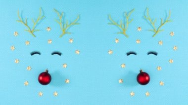 Mavi temalı iki Noel geyiği. Hareketi durdur