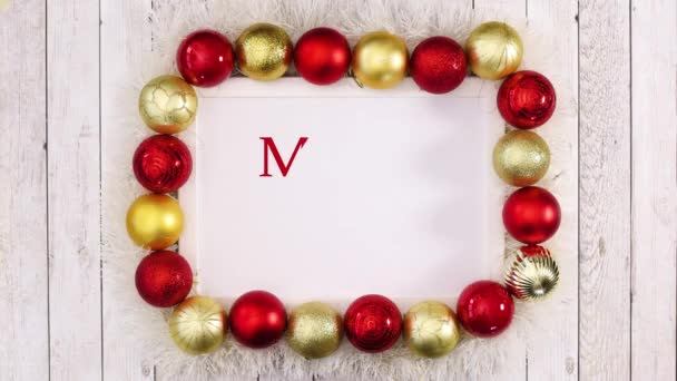 Texto Natal Feliz Escrever Dentro Quadro Com Ornamentos Ouro Vermelho — Vídeo de Stock