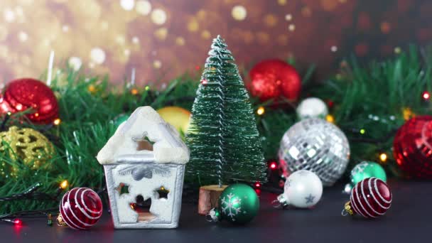 Schöne Glänzende Weihnachtsdekoration Mit Girlanden Ornamente Und Blinkende Lichter — Stockvideo