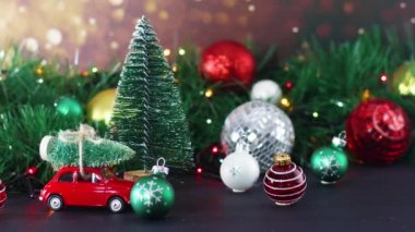 Yanıp sönen ışıkları ve renkli süslemeleri olan bir Noel süsü. Kapat. 