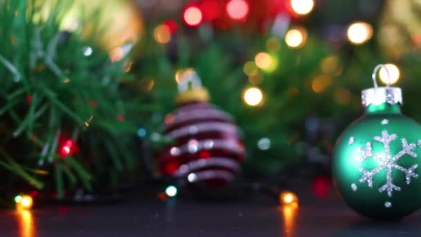 Рождественское Украшение Мигающими Огнями Маленьким Зеленым Красным Белым Шариком — стоковое видео