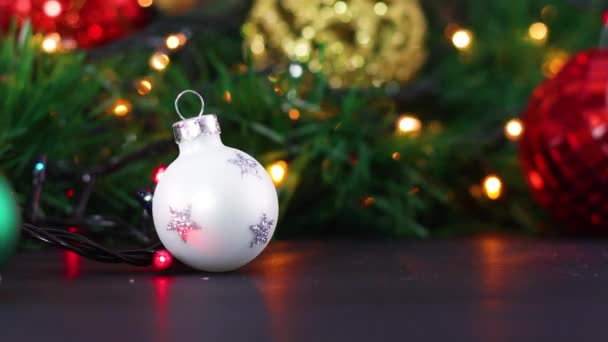 Luci Lampeggianti Sulla Decorazione Natalizia Con Ghirlanda Palle Natale Vicino — Video Stock