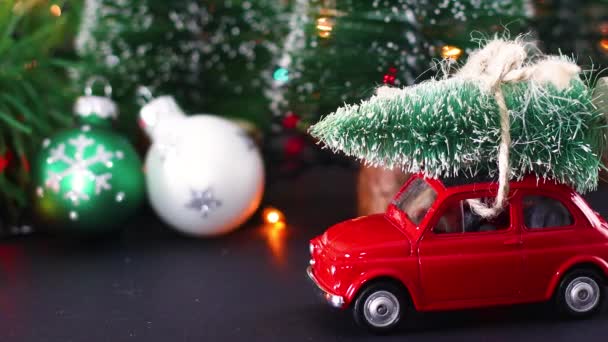 Luces Navidad Parpadeantes Decoración Invierno Con Adornos Coche Rojo Vintage — Vídeo de stock