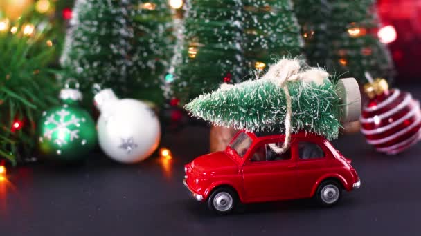 Nahaufnahme Von Weihnachtlicher Winterdekoration Und Rotem Oldtimer Mit Weihnachtsbaum Auf — Stockvideo