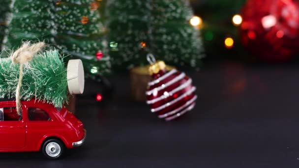 Vintage Coche Rojo Con Árbol Navidad Techo Decoración Navidad Invierno — Vídeos de Stock