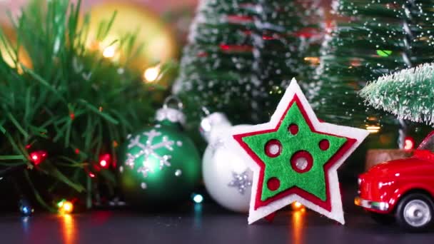 Vrolijk Kerstfeest Winter Decoratie Knipperlichten Slinger Kerstbomen Vintage Rode Auto — Stockvideo