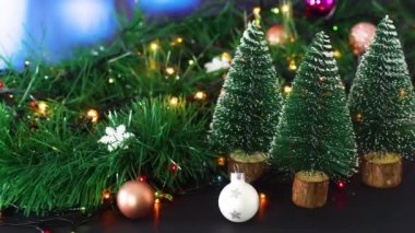 Noel süsleri yanıp sönen ışıklar, Noel süsleri ve küçük çam ağaçları