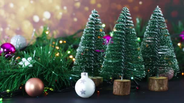 Kerstversiering Met Ornamenten Knipperende Lichtjes Dennenbomen — Stockvideo