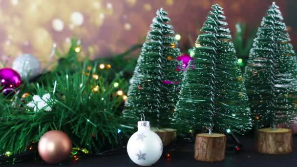 Decoración Brillante Navidad Con Luces Parpadeantes Adornos Navidad Pequeños Pinos — Vídeo de stock