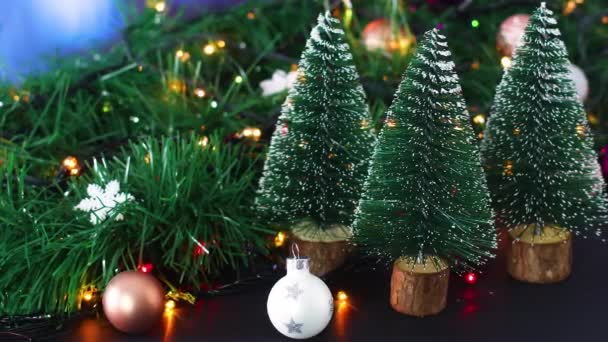 Decoração Brilhante Natal Com Luzes Piscando Enfeites Natal Pequenos Pinheiros — Vídeo de Stock