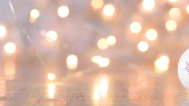 Маленькое Белое Рождественское Украшение Серебряными Блестящими Звездами Мигающими Огнями Позади — стоковое видео