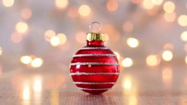 Kırmızı parlak süs topunun ve yanıp sönen Noel ışıklarının Noel görüntüleri.