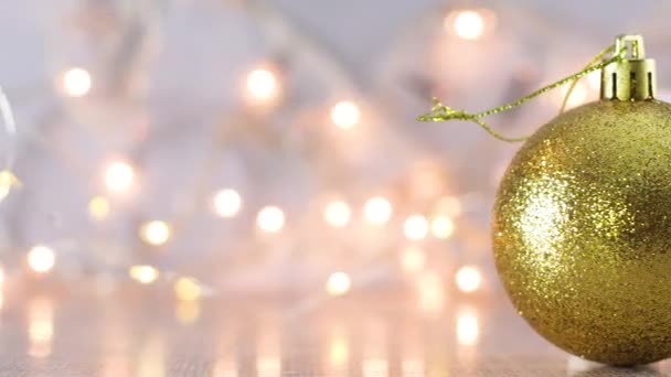 Gouden Glitter Kerst Ornament Met Knipperende Lichten Achter — Stockvideo