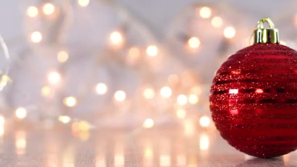 Ornamento Brilhante Vermelho Com Luzes Natal Piscando Atrás — Vídeo de Stock