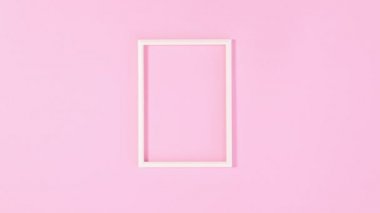 Çerçevesinde kar taneleri olan üç Noel süsü var. Hareketi durdur