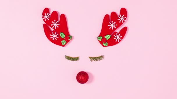 用圣诞装饰品制成的驯鹿 用松树睫毛闪烁着粉红的色彩 停止运动 — 图库视频影像