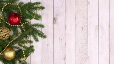 Yanıp sönen ışıkları ve hediyeleri olan bir Noel süsü ve Mutlu Noeller mesajı. Hareketi durdur