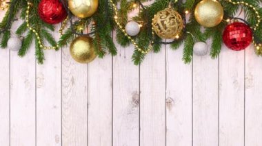 Üzerinde yanıp sönen ışıklar olan kırmızı Noel süslemesi. Hareketi durdur