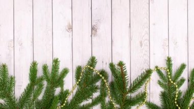 Altında yanıp sönen ışıklar olan Noel altın ve kırmızı süslemeler var. Hareketi durdur