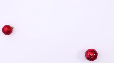 Noel altın sarısı ve gümüş süsler sol ve sağ tarafta görünür. Hareketi durdur