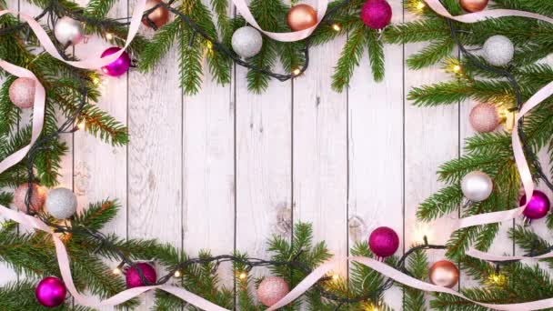 Миготливі Вогні Різдвяній Рамці Сосновими Гілками Рожевими Срібними Прикрасами Зупинити — стокове відео