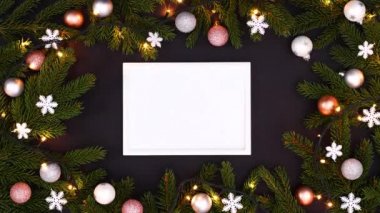 Çam ağacından çelenkli bir Noel çerçevesi yanıp sönen ışıklar ve yazı yazmak için beyaz bir yer. Hareketi durdur