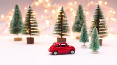 Noel ağaçlarının yanına klasik kırmızı araba parkı. Hareketi durdur