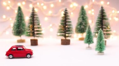 Klasik kırmızı araba çatıya Noel ağacı yükler ve dalardı. Hareketi durdur