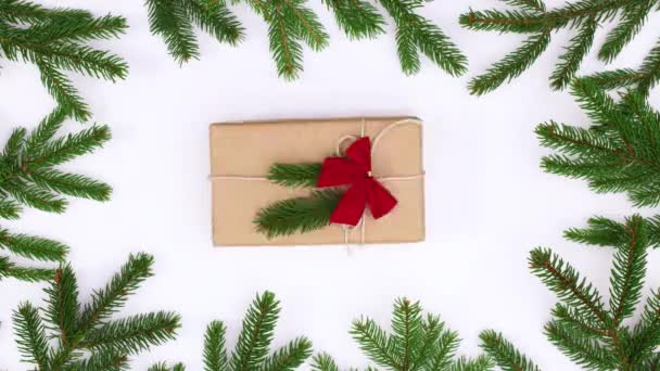 Noel Hediyeleri Çam Dalları Çerçevesinde Değişiyor Hareketi Durdur — Stok video