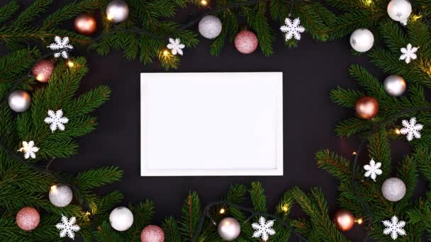 Luci Lampeggianti Sulla Ghirlanda Natale Cornice Bianca Testo Tema Nero — Video Stock