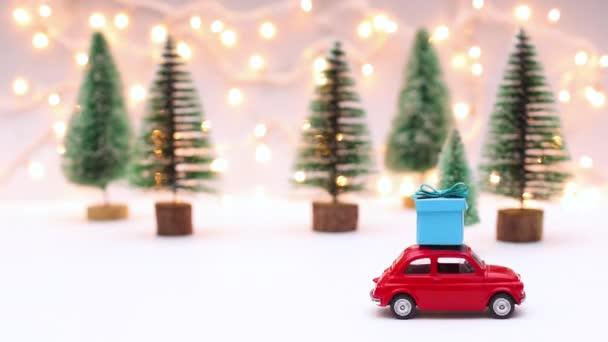 红色古董车驾驶蓝色圣诞礼物在屋顶上 停止运动 — 图库视频影像