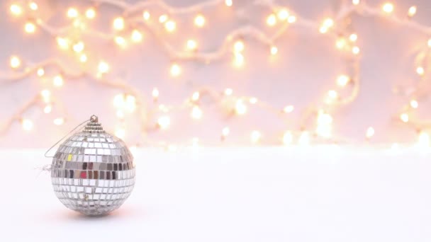 Bola Disco Brilhante Ornamento Natal Girando Parar Movimento — Vídeo de Stock