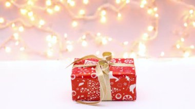 Noel hediyeleri Noel ışıklarıyla birlikte görünür. Hareketi durdur