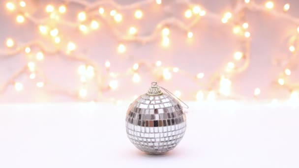 Bola Disco Brilhante Ornamento Natal Girar Com Luzes Natal Para — Vídeo de Stock