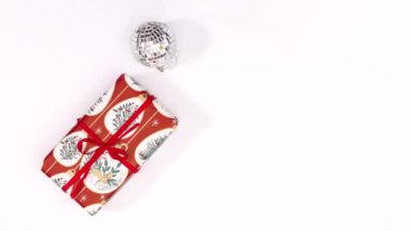 Noel hediyesi ve süsler beyaz temada görünür. Hareketi durdur