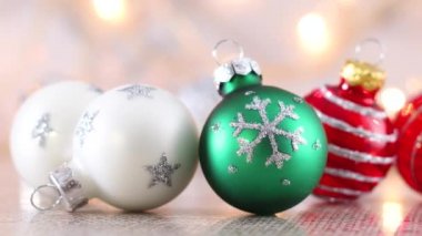 Arkasında yanıp sönen ışıklar olan küçük şirin Noel süsleri