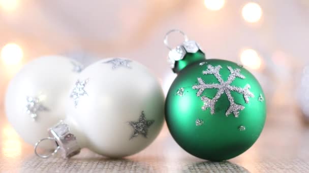 Beyaz Yeşil Noel Süsleri Arkasında Kar Taneleri Yanıp Sönen Işıklar — Stok video