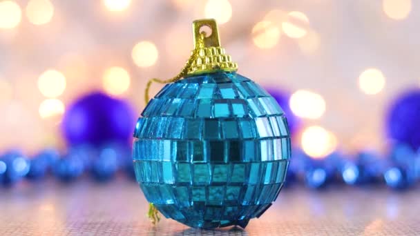 Kerst Blauw Glas Ornament Voor Kerstboom Met Knipperende Lichten Achter — Stockvideo