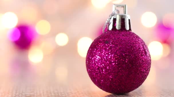 Блискучий Рожевий Різдвяний Орнамент Блимаючими Вогнями Світлій Темі — стокове відео