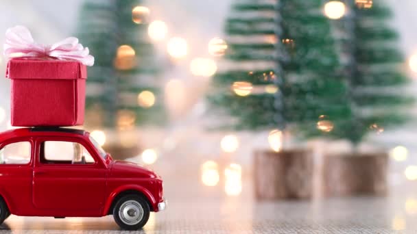 Rotes Kleines Auto Mit Rotem Weihnachtsgeschenk Auf Dem Dach Und — Stockvideo