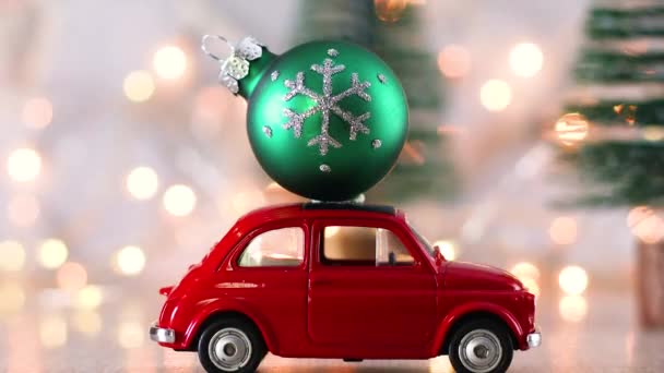 Kleine Rode Auto Met Groene Kerst Ornament Het Dak Knipperende — Stockvideo