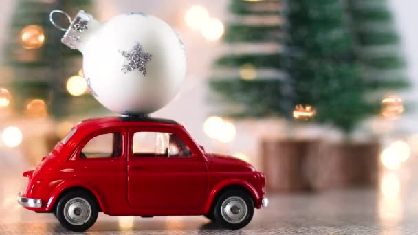 Carro Vintage Vermelho Com Ornamento Natal Branco Telhado — Vídeo de Stock