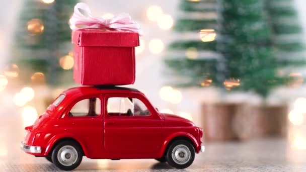 屋顶上挂着红色圣诞礼物的老式红色轿车 — 图库视频影像