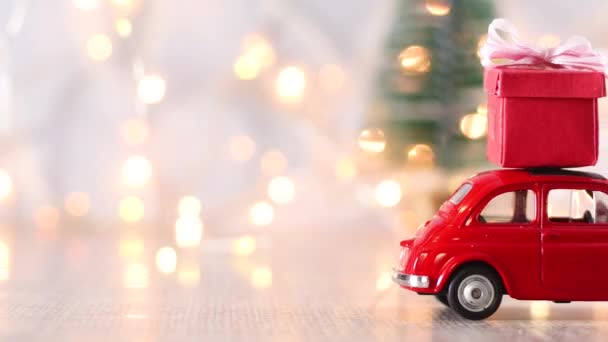 Luzes Cintilantes Pequeno Carro Vermelho Com Presentes Natal Vermelhos Telhado — Vídeo de Stock