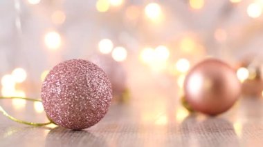 Masada altın Noel süsleri sipariş edilmiş ve arkasında yanıp sönen ışıklar var.