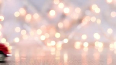 Çatıda Noel ağacı olan kırmızı bir araba ve dur. 