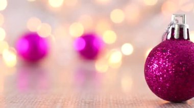 Masada yanıp sönen ışıklarla Noel ağacı için mavi Noel süsleri.