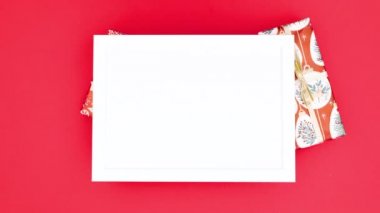 Noel hediyeleri, süsler ve kar taneleri çerçeve etrafında yazılı olarak belirir. Hareketi durdur